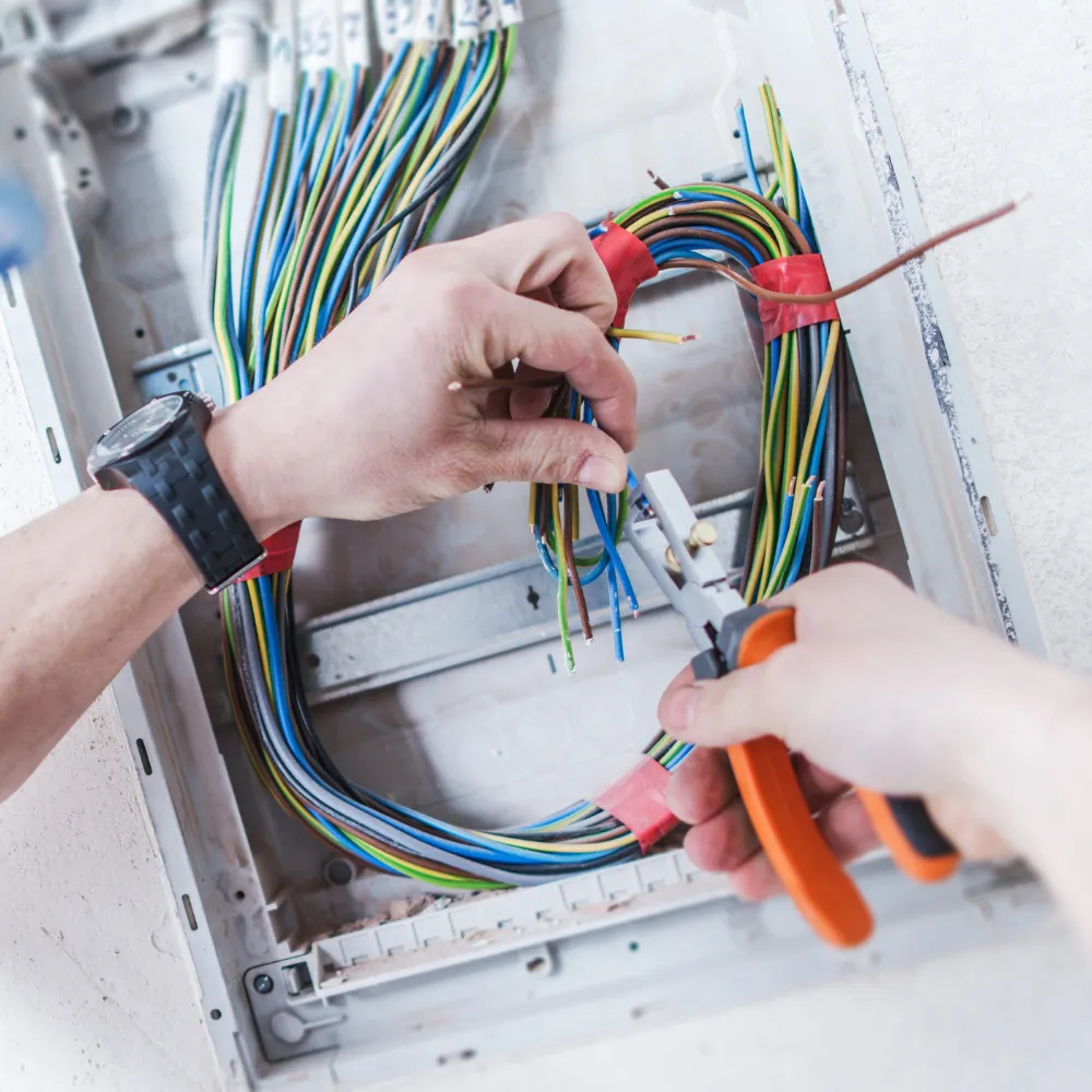 Électricien qualifié effectuant le contrôle d'une installation électrique